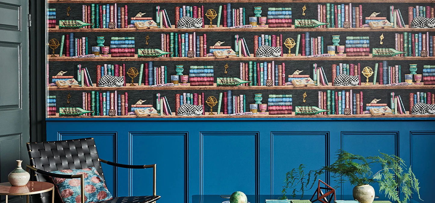 Papier peint bibliothèque dans une pièce lambrissée de bleu