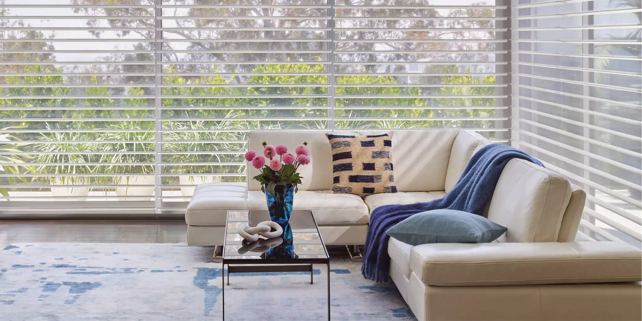 Stores Pour Salons de Hunter Douglas, Living room blinds by Hunter Douglas