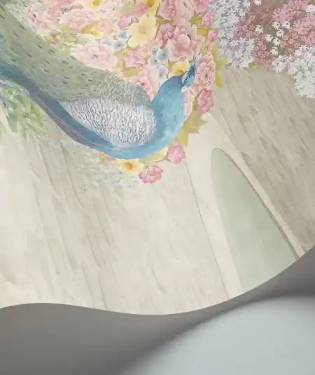 Papier peint mural panoramique Idyll de Cole & Son dans une salle élégante avec un paon bleu et des.
