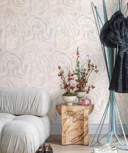 Instalation de Papier peint Cole & Son Kawakubo Ochre & Stone dans un chambre a couchee revele des tons ocre et gris pierre.