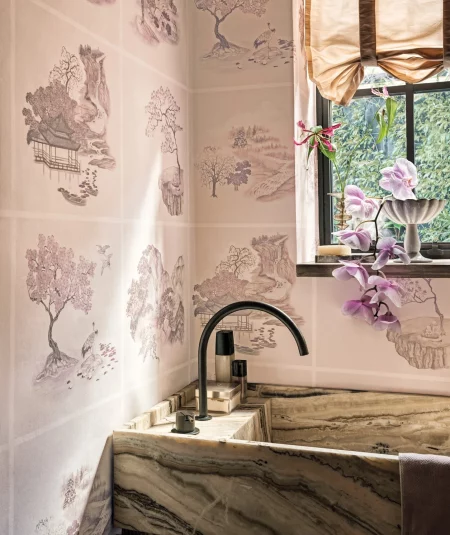 Bathroom instalation of Papier peint Tile Toile Autumnal Cole & Son, tons chauds d'automne et sépia.
