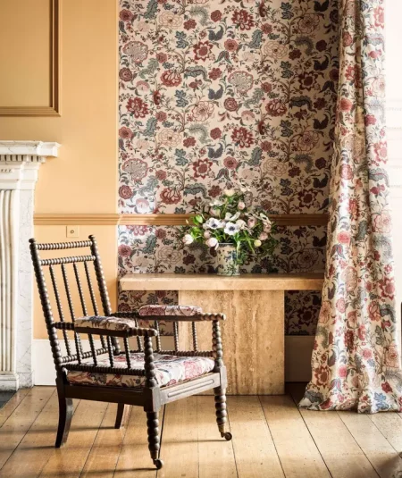 Papier peint floral bleu Salisbury Sanderson Highgrove" ou "Décoration murale motif indienne traditionnelle Salisbury Tetbury Blue - pour salon