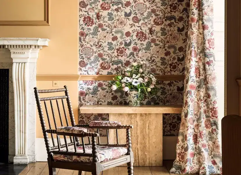 Papier peint floral bleu Salisbury Sanderson Highgrove" ou "Décoration murale motif indienne traditionnelle Salisbury Tetbury Blue - pour salon