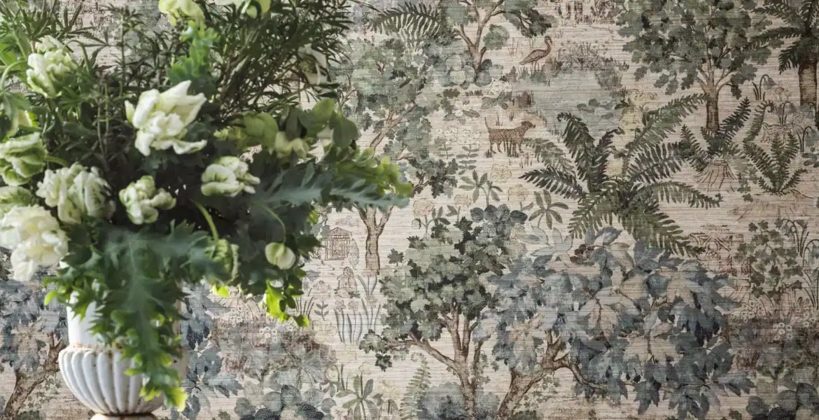 Papier peint panoramique The Stumpery Sanderson coloris Dell, paysage forestier et texture paille.