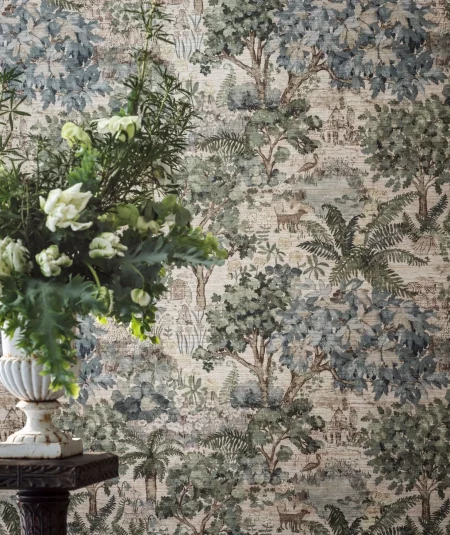 Papier peint panoramique The Stumpery Sanderson coloris Dell, paysage forestier et texture paille.