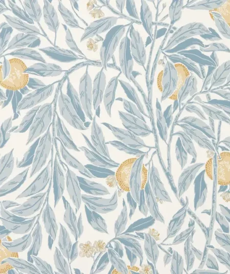 Motif floral de pommiers anciens, papier peint Sanderson bleu et blanc cassé.