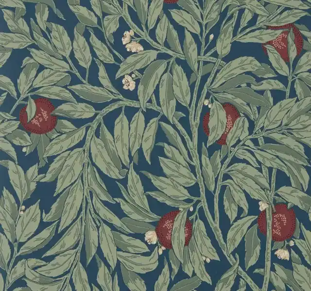 Papier peint Sanderson Ancient Apple Orchard coloris bleu Wedgwood avec motifs de pommiers et feuillages