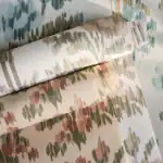 Papier peint floral bleu Apothecary Rose Sanderson décoration salon" ou "Détail motif ikat rose Highgrove Sanderson