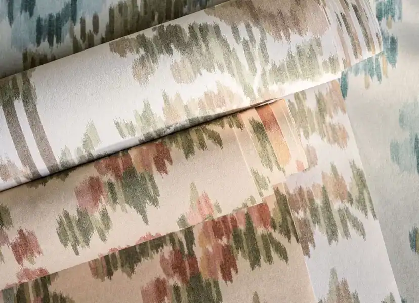 Papier peint floral bleu Apothecary Rose Sanderson décoration salon" ou "Détail motif ikat rose Highgrove Sanderson