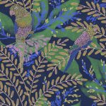 Papier peint Guacamayos de Tres Tintas Bossa Nova montrant des aras colorés perchés sur des branches dans un décor tropical luxuriant.