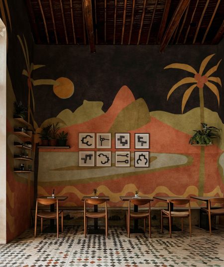 Papier peint mural Janeiro Rosa de Tres Tintas Bossa Nova, paysage tropical stylisé en rose/lilas inspiré de la skyline de Rio de Janeiro pour décoration intérieure