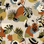 Papier peint Tropicalia de la collection Bossa Nova par Tres Tintas, avec une explosion de fleurs et de feuillages tropicaux colorés, inspirée de la forêt amazonienne.