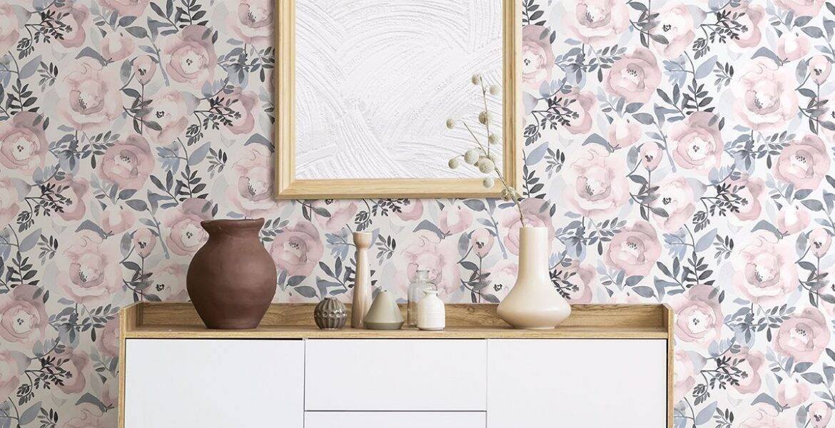 Papier peint floral Orla Purple 2903-25840 avec roses lavande aquarelle et feuilles gris foncé, disponible chez Empire Wallpaper Montréal.