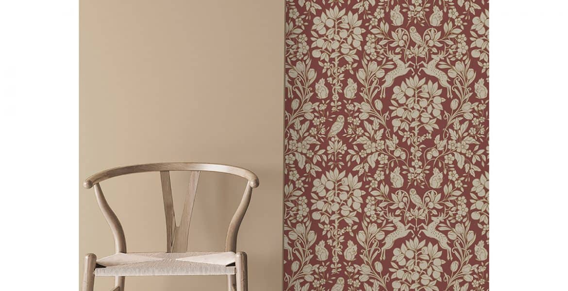 papier-peint-floral-richmond-maroon-or-brewster-m1685-installation dans une piece