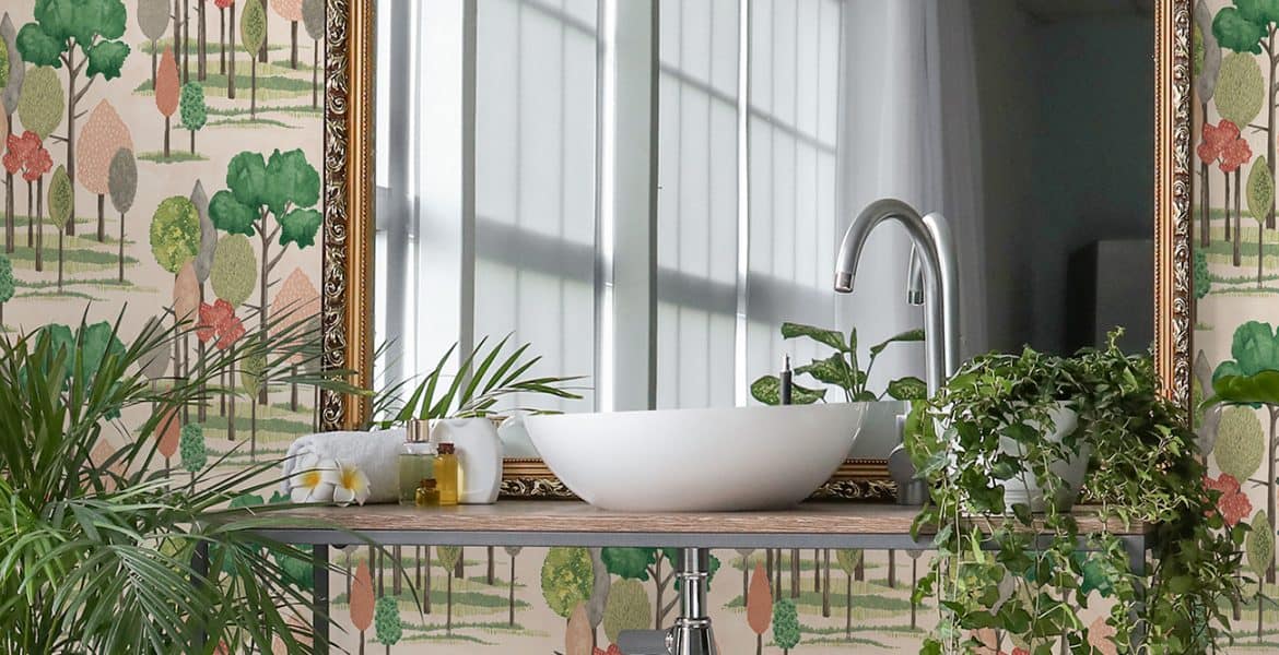 Room shot du Papier peint style forêt, Ohpopsi Tall Trees coloris Rose avec arbres stylisés en tons d'automne, disponible chez Empire Wallpaper Montréal.