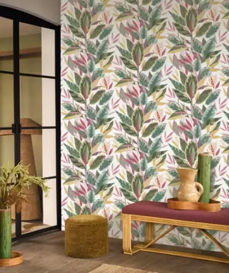 Papier peint Ficus Casadeco 201814218 dans une pièce avec motif végétal vert et rose, apportant une.