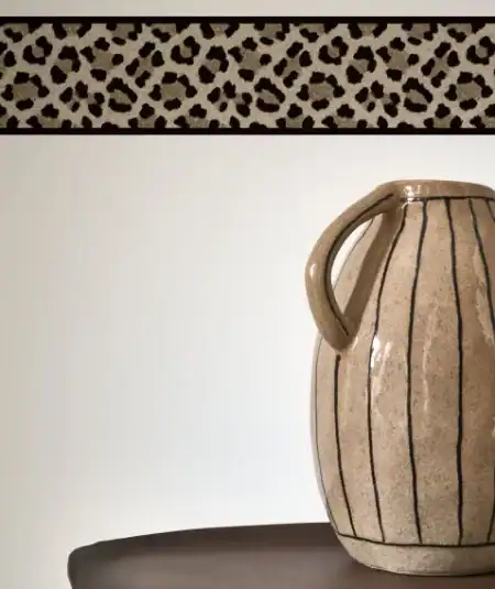 Exemple de pose frise Ocelot Casadeco pour salon de luxe Montreal