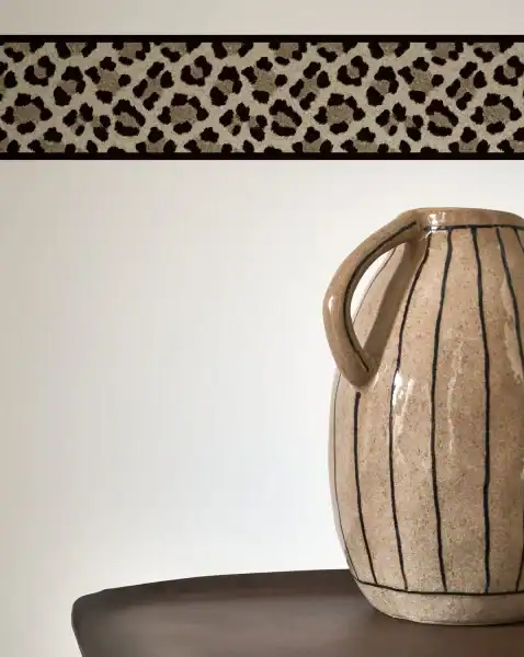 Exemple de pose frise Ocelot Casadeco pour salon de luxe Montreal