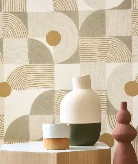 Vase et céramiques dans un salon avec papier peint vert sauge Empire Papier Peint, style moderne et.