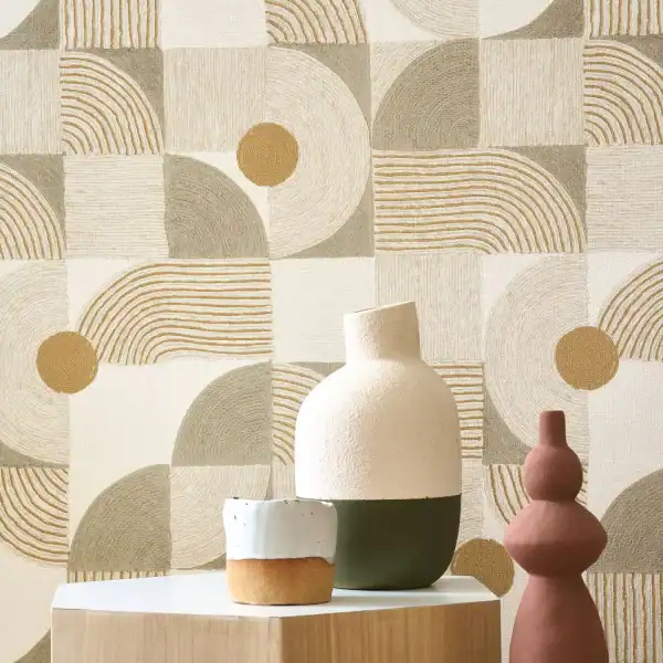 Vase et céramiques dans un salon avec papier peint vert sauge Empire Papier Peint, style moderne et.