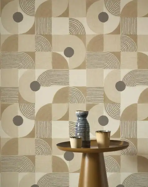 Balcon avec papier peint Casadeco Rituel beige, style contemporain et motifs géométriques.