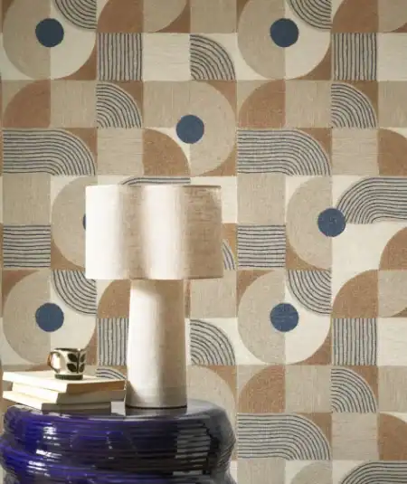 Papier peint bleu outremer dans un salon moderne, style contemporain, par Empire Papier Peint.