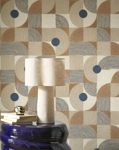 Papier peint bleu outremer dans un salon moderne, style contemporain, par Empire Papier Peint.