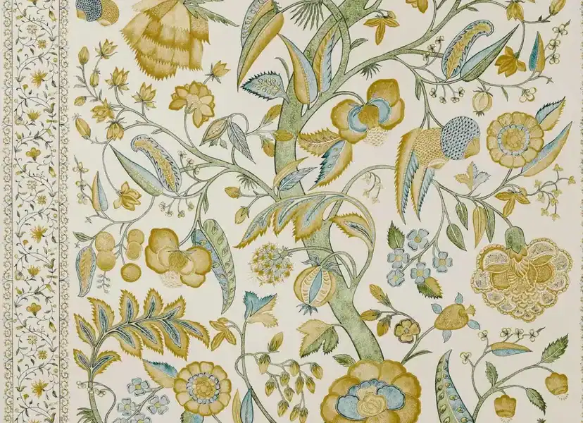 Papier peint floral dans des tons de crème, bleu et or, style classique et élégant.