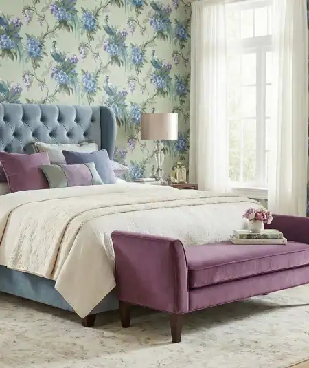 démonstration de Papier peint Golden Pheasant Brewster M1660 Sage avec faisan et fleurs rose et bleues, disponible chez Empire Wallpaper Montréal. installé dans un chambre a couché