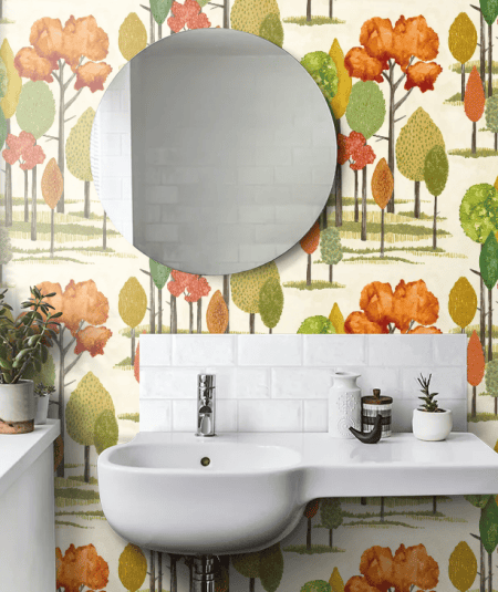 Papier peint dans salle de bains, forêt Ohpopsi Tall Trees coloris Autumn CEP50138W avec arbres stylisés en tons d'automne, disponible chez Empire Wallpaper Montréal