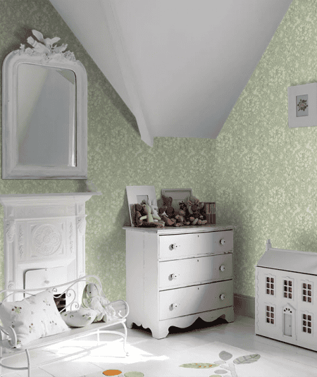 Papier peint, dans un chambre `denfant, forêt Crown Woodland coloris Sage M1688 avec cerfs, oiseaux et fleurs, disponible chez Empire Wallpaper Montréal.