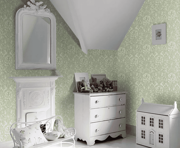 Papier peint, dans un chambre `denfant, forêt Crown Woodland coloris Sage M1688 avec cerfs, oiseaux et fleurs, disponible chez Empire Wallpaper Montréal.