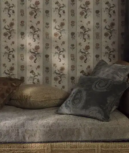 Balcon chambre avec papier peint Zoffany Poppies, style vintage et couleurs douces.