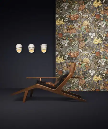 Rendez-vous Tokyo Blue: Salon de luxe avec le panoramique Rendez-vous Tokyo Blue de Moooi installé sur un mur d'accent, illustrant un design intérieur sophistiqué et artistique.