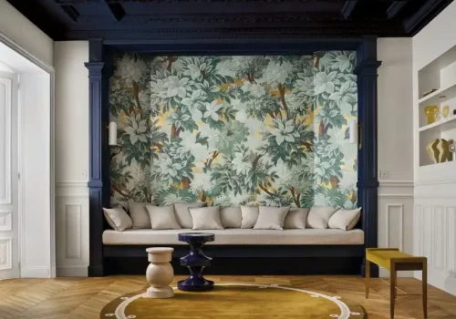 Papier peint Casamance Broceliande dans un salon avec murs bleu marine et décoration sophistiquée.